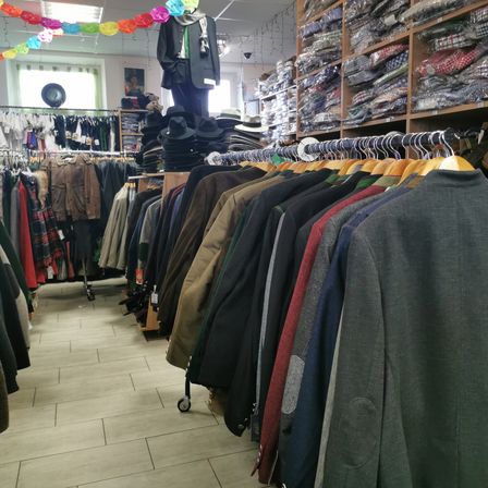 Bild enthält, Adult, Female, Person, Woman, Boutique, Shop, Building, Coat, Indoors, Market