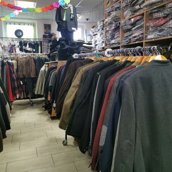 Bild enthält, Adult, Female, Person, Woman, Boutique, Shop, Building, Coat, Indoors, Market