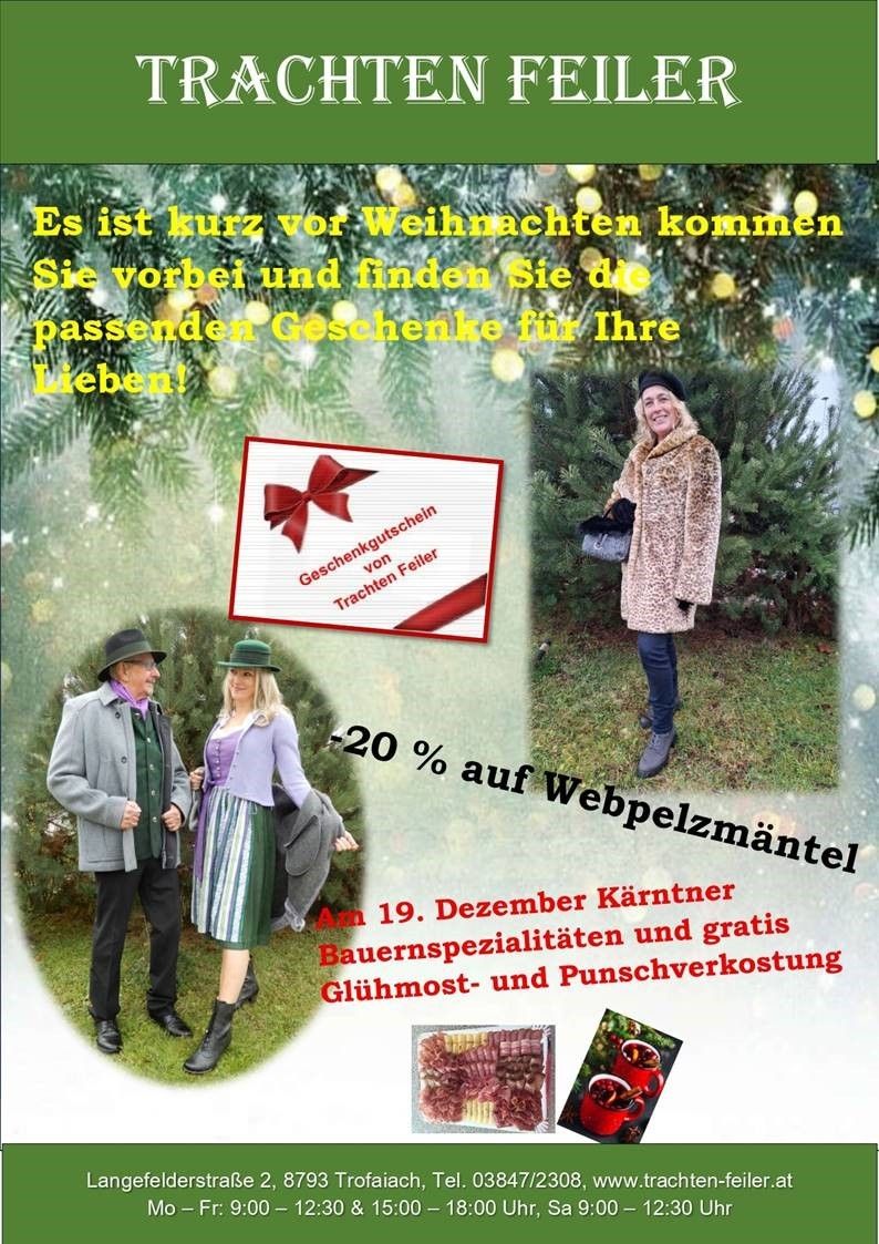 Ein Weihnachtsverkaufsposter mit Rabattangebot und einer Frau neben einem Weihnachtsbaum. Zwei Personen in traditioneller Kleidung auf der linken Seite.