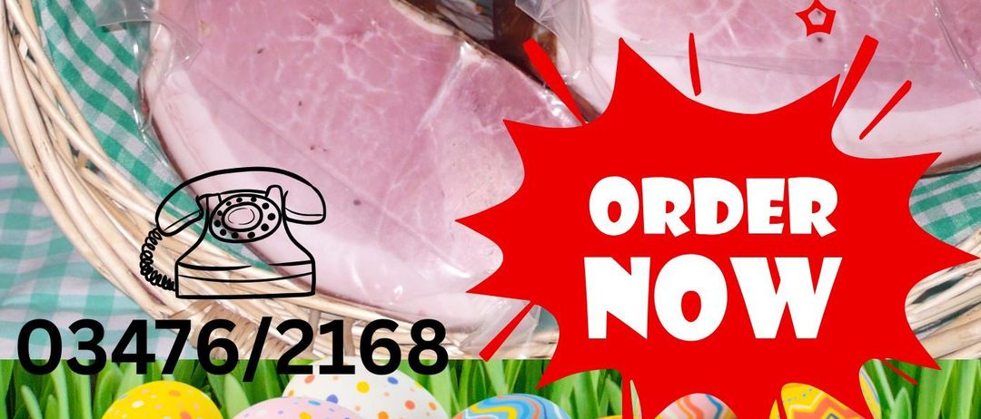 Korb mit Würstchen und Schinkenscheiben. Medaille auf Schinkenscheibe. Grün karierter Stoff. Bestellaufruf. Jetzt bestellen.