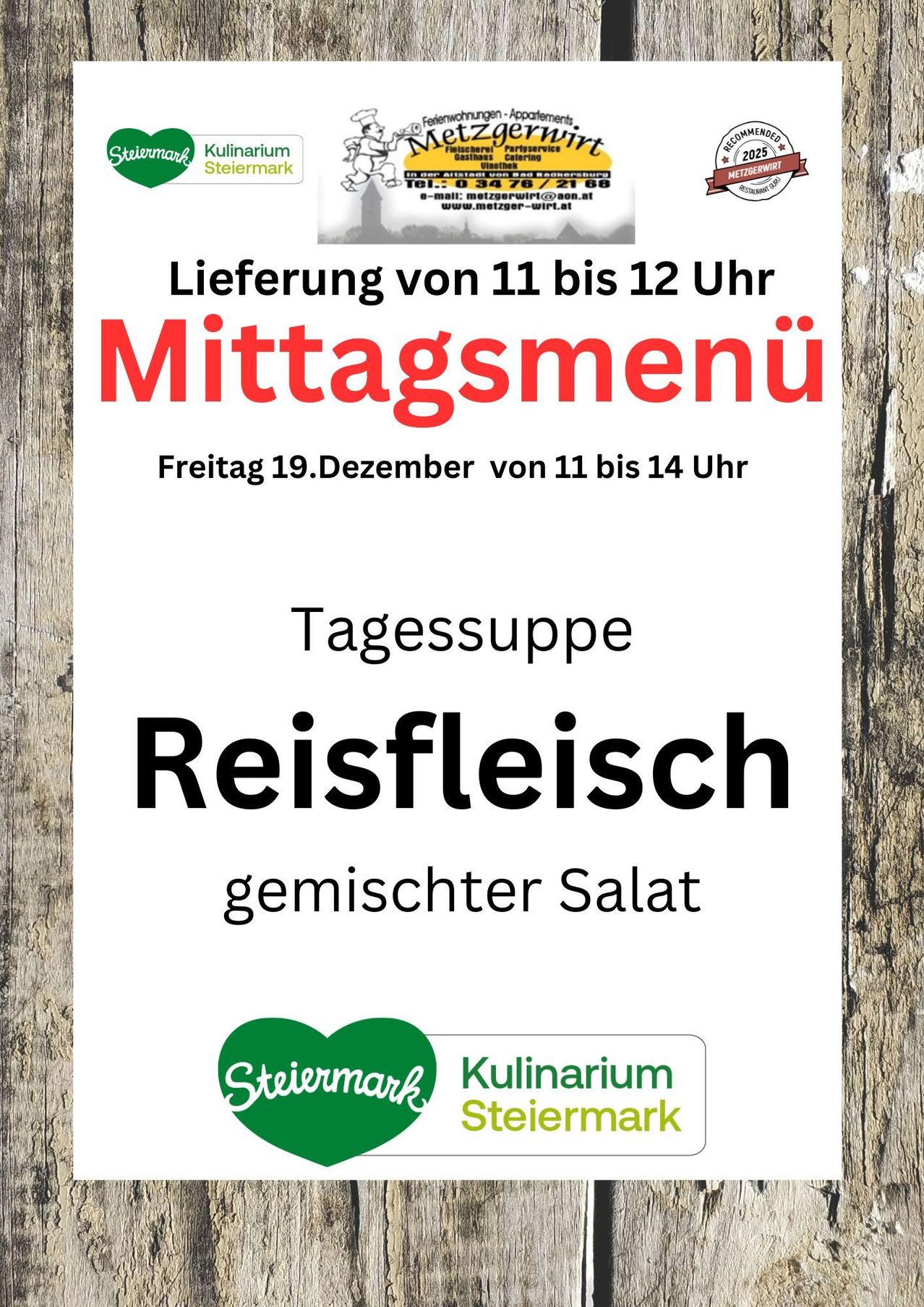 Plakat mit weißem Hintergrund, rotem Text 'Mittagsmenü'. Lieferung von 11 bis 12 Uhr. Am Freitag, 19. Dezember, von 11 bis 14 Uhr. Mittagessen umfasst Reis und Fleisch mit gemischtem Salat. Enthält Steiermark- und Kulinarium-Logos.