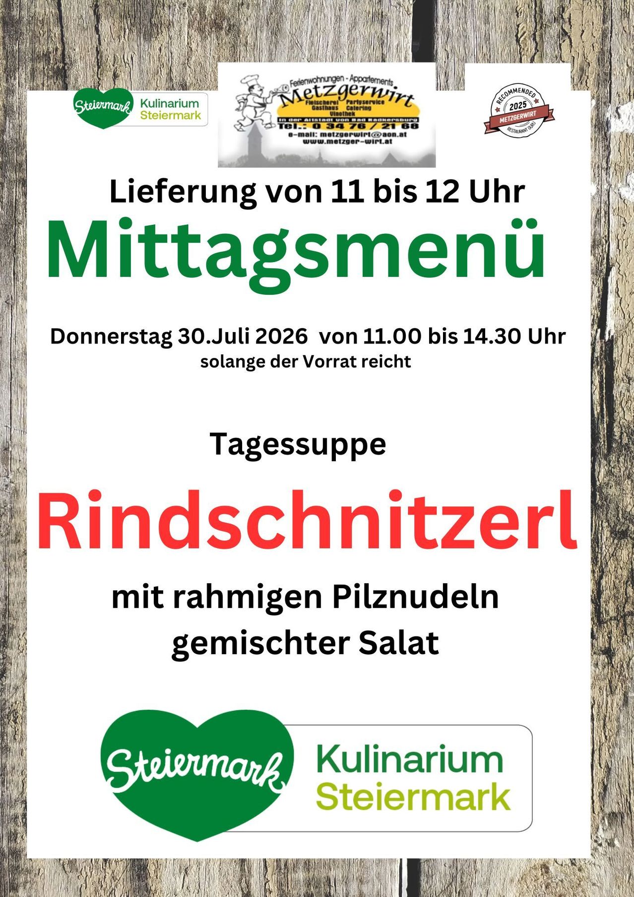 Ein Plakat bewirbt ein Mittagsmenü-Lieferservice für den 30. Juli 2026, das Rinderschnitzel mit geräucherten Würstchen und gemischtem Salat anbietet. Verfügbar von 11:00 bis 14:30 Uhr, solange der Vorrat reicht.