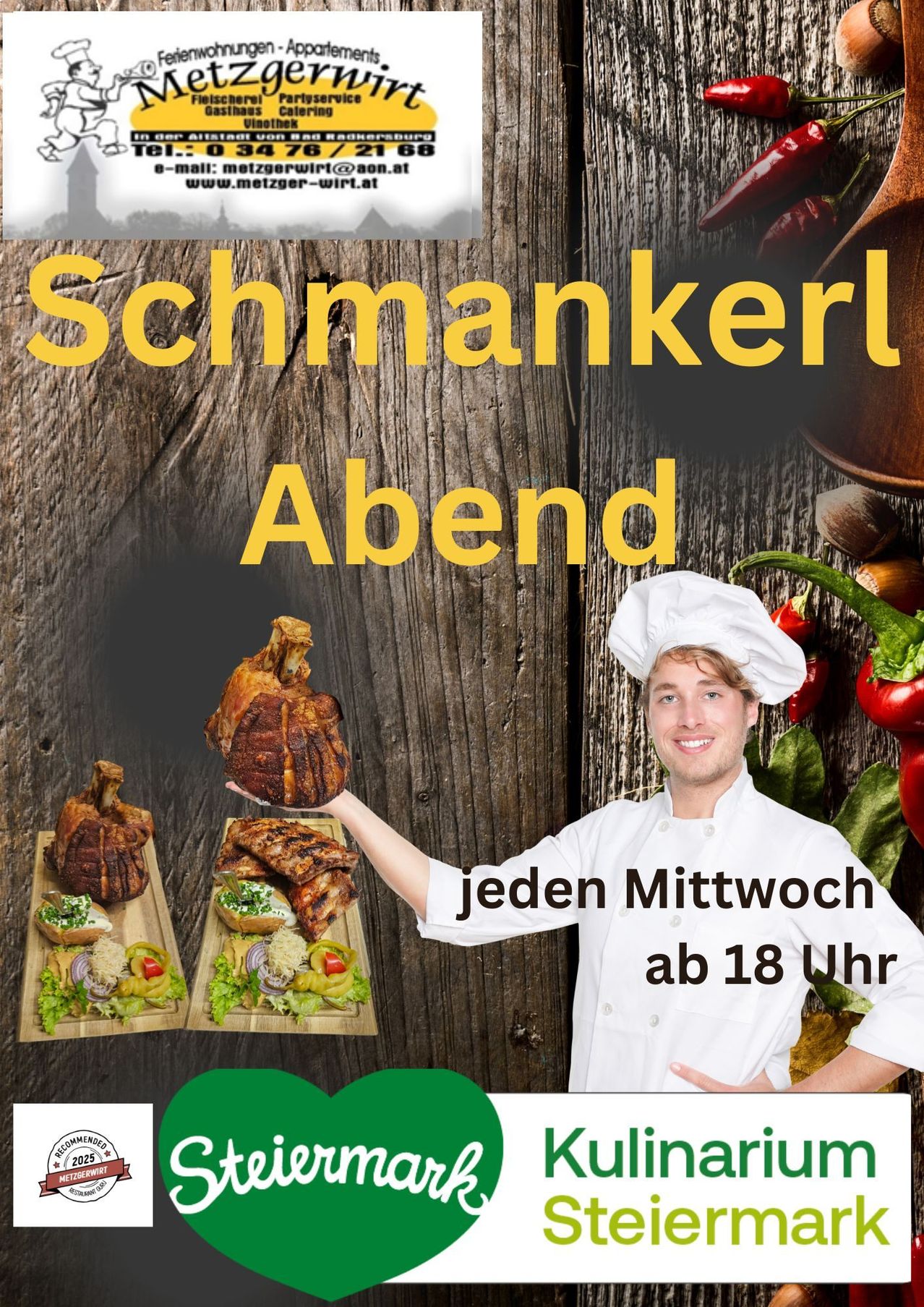 Ein Koch hält ein gebratenes Fleischgericht vor einem hölzernen Hintergrund mit den Texten 'Schmankerl Abend' und 'Jeder Mittwoch ab 18 Uhr'. Drei Fleischgerichte sind auf hölzernen Brettern ausgestellt.