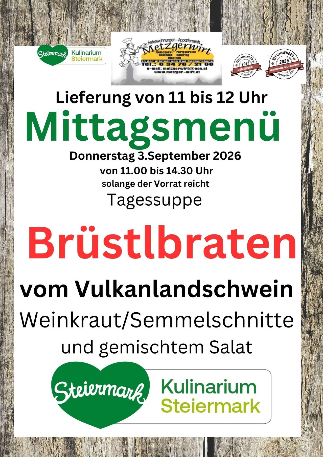 Ein Plakat, das ein Mittagsmenü für Donnerstag, den 3. September 2026, anbietet, mit einem Brustbraten vom Vulkanlandschwein, Weinkraut, Grieß und gemischtem Salat. Verfügbar von 11:00 bis 14:30, solange der Vorrat reicht.