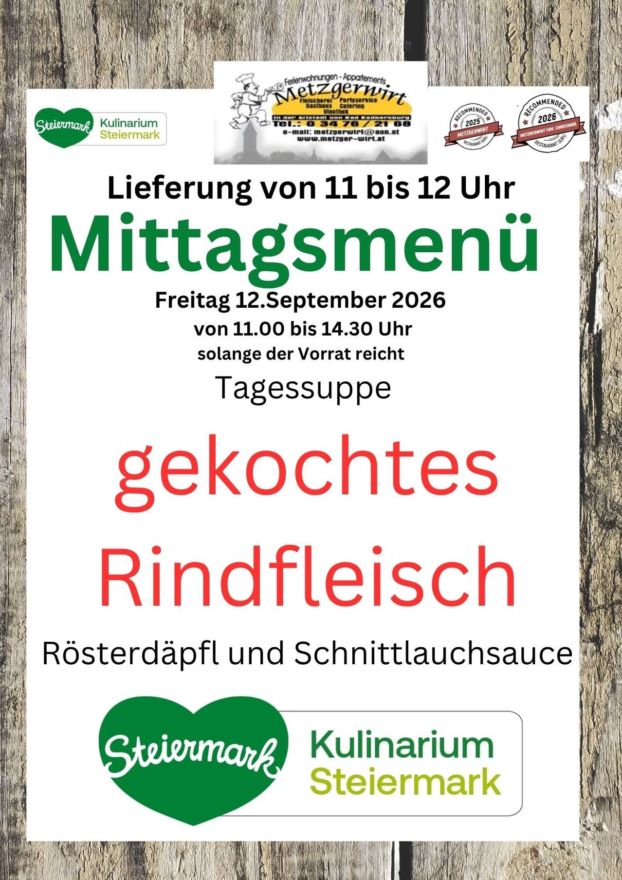 Ein Plakat bewirbt ein Mittagsmenü für Freitag, den 12. September 2026, mit gekochtem Rindfleisch, gebratenen Kartoffeln und Schnittlauchsauce. Verfügbar von 11:00 bis 14:30 Uhr. Lieferung von 11 bis 12 Uhr.
