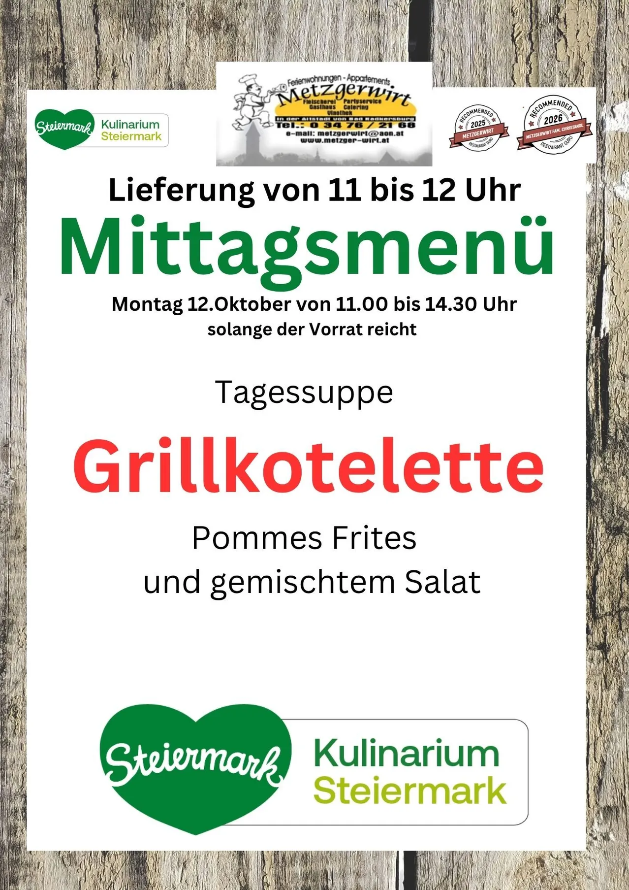 Ein Menüposter für ein Restaurant. Es zeigt eine gegrillte Hähnchenbrust mit Pommes Frites und gemischtem Salat. Der Plakat hat einen hölzernen Hintergrund, ein grünes Herzlogo und einen weißen Hintergrund mit dem Namen des Restaurants und den Kontaktdaten.