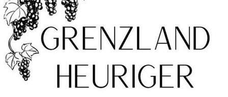 Schwarz-Weiß-Bild des Wortes Grenzland Heuriger mit einem Traubencluster darüber.