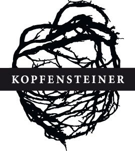 Ein kreisförmiges Bild mit einer Dornenkrone aus Stacheldraht und dem Wort 'KOPPENSTEINER' in großen, fettgedruckten Buchstaben darunter, vor weißem Hintergrund.