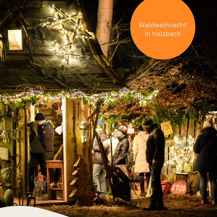 Ein Weihnachtsmarkt im Freien mit beleuchteten Dekorationen und Menschen in Winterkleidung. Das Schild steht für 'Waldweihnacht in Halsbach'.