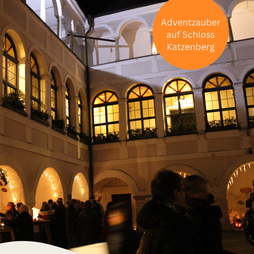 Ein Abendevent auf Schloss Katzenberg mit einer Gruppe von Menschen, die um Tische versammelt sind, unter beleuchteten Bögen.