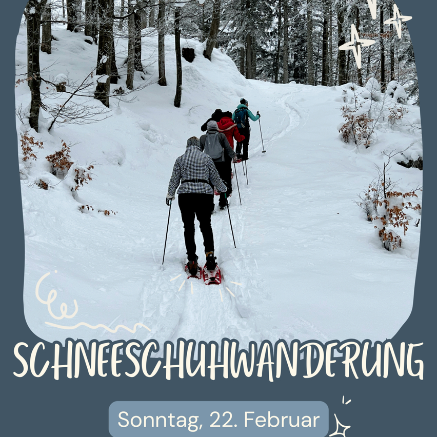 Fünf Personen wandern auf einem verschneiten Bergpfad, umgeben von Bäumen. Das Bild hat ein Wasserzeichen mit dem Text Schneeschuhwanderung unten. Das Datum ist Sonntag, 22. Februar