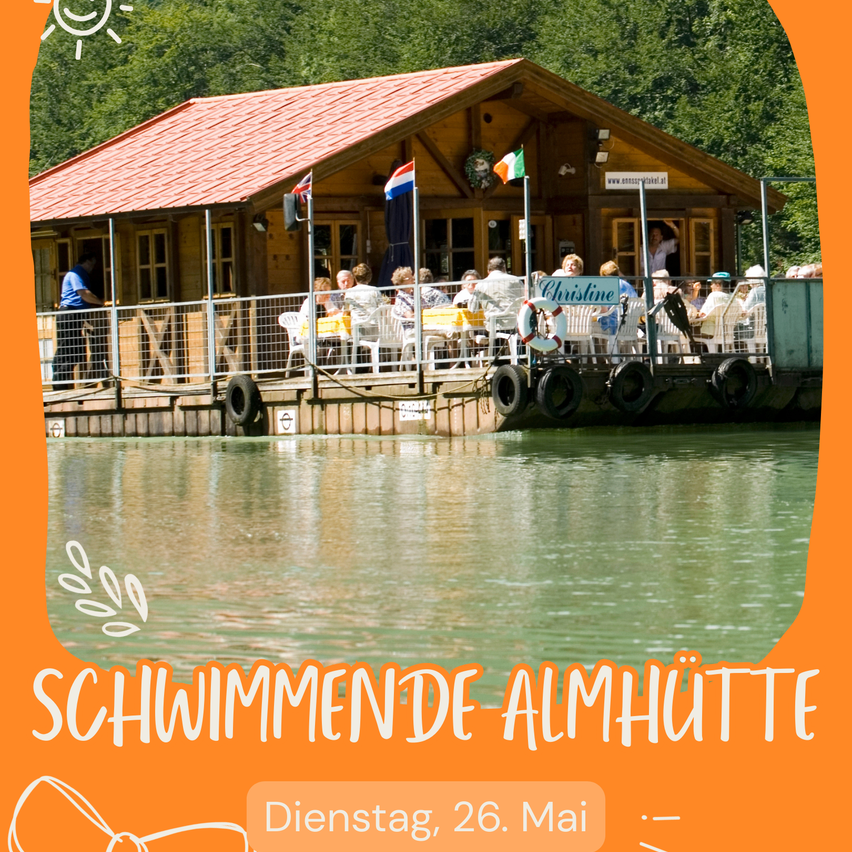 Eine schwimmende Almhütte mit Menschen auf der Veranda, darunter die irische Flagge, an einem sonnigen Tag.