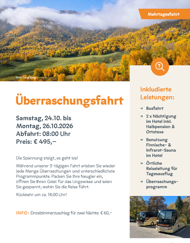 Ein landschaftliches Bild einer Berglandschaft mit Herbstfarben, die eine friedliche Atmosphäre mit klarem Himmel und einem Hauch von Nebel zeigt. Der Vordergrund zeigt ein üppiges grünes Feld mit Bäumen in leuchtenden Gelb- und Orangetönen.