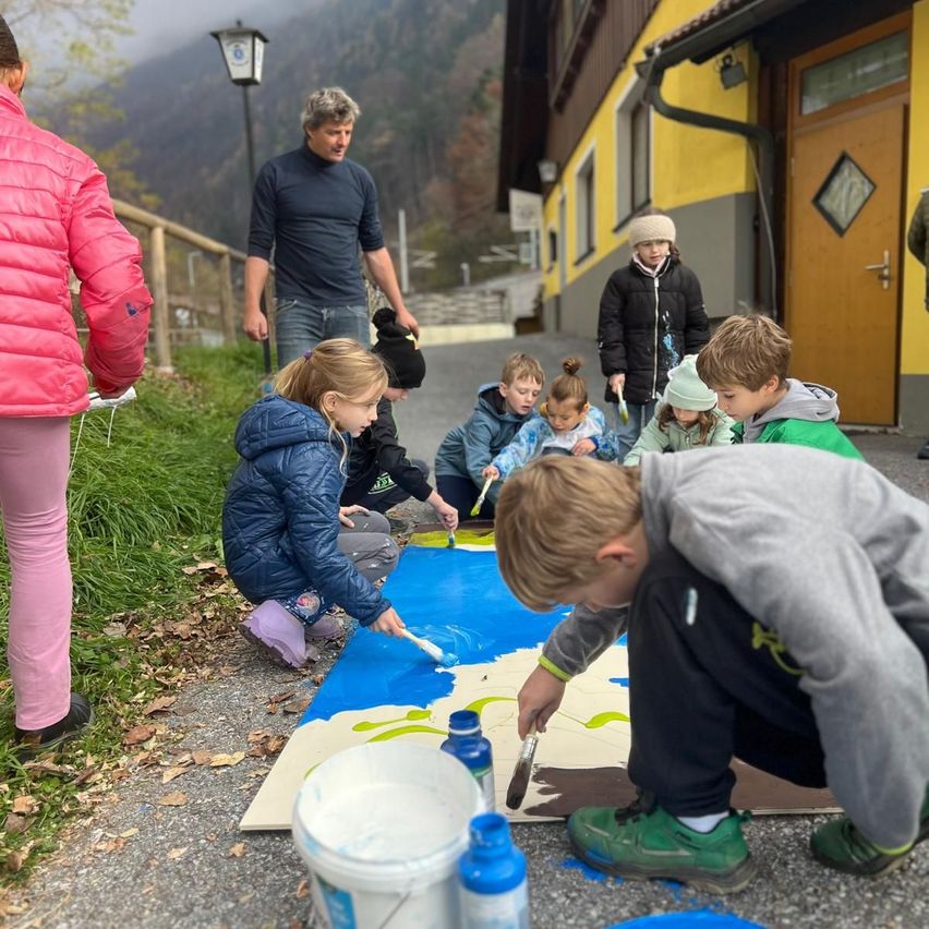 Bild enthält, People, Person, Adult, Male, Man, Child, Female, Girl, Boy, Paint Container