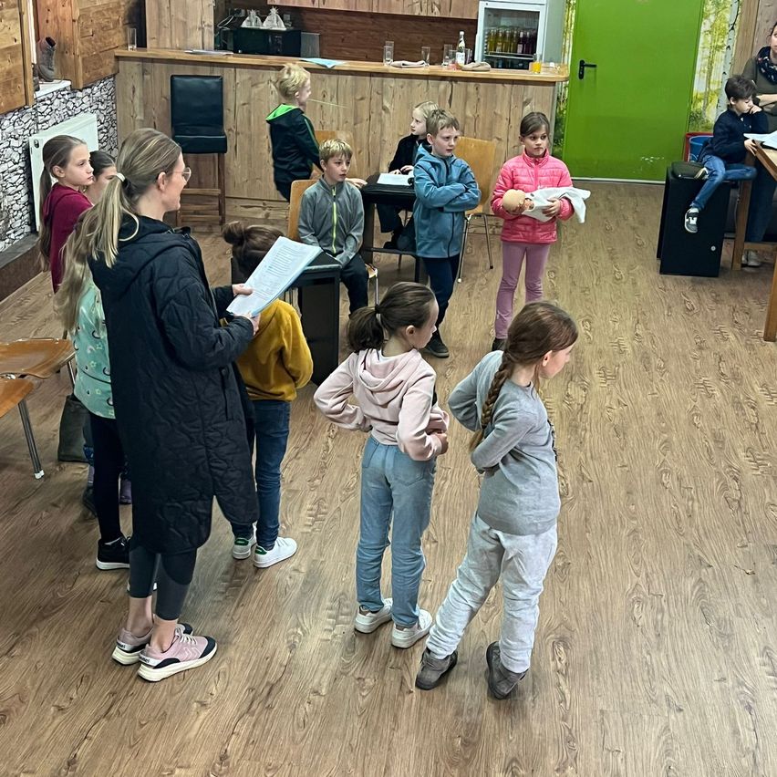 Bild enthält, People, Person, Adult, Female, Woman, Student, Child, Girl, Face, Head