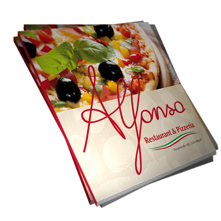 Ein Prospekt für das Alfonso Restaurant & Pizzeria mit einem Bild von Pizza mit Oliven und Basilikum. Der Text ist rot und kursiv.