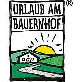 Ein Werbebild für 'Urlaub am Bauernhof', das eine ländliche Szene mit einem Bauernhaus, einer Straße und einer untergehenden Sonne zeigt. Der Text ist in fetter, serifenloser Schrift.