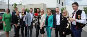 Bild enthält, Adult, Female, Person, Woman, People, Groupshot, Male, Man, Suit, Coat