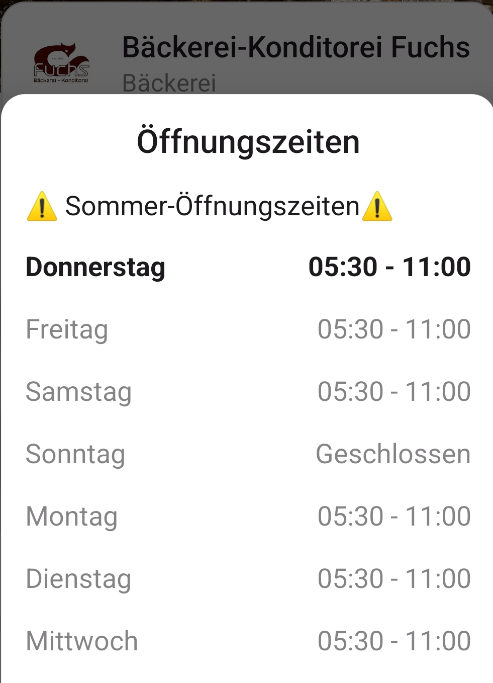Das Bild zeigt einen Zeitplan für die Öffnungszeiten eines Geschäfts. Die Tage sind aufgeführt, zusammen mit ihren jeweiligen Öffnungszeiten. Für Donnerstag, Freitag, Samstag, Montag und Dienstag sind die Öffnungszeiten von 5:30 Uhr bis 23:00 Uhr. Sonntag ist geschlossen.