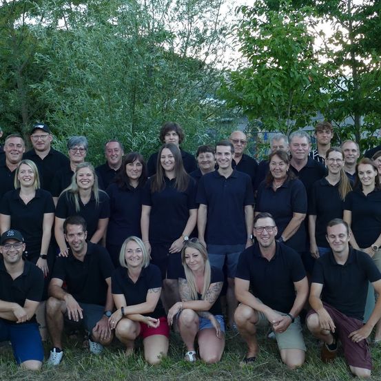 Bild enthält, People, Person, Pants, Groupshot, Grass, Vegetation, Tree, Adult, Female, Woman
