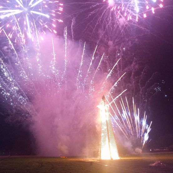 Bild enthält, Lighting, Fireworks, Nature, Night, Outdoors, Flare, Light, Urban