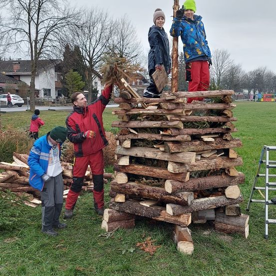 Bild enthält, Wood, Tree, Glove, Grass, Pants, Person, Outdoors, Shelter, Coat, Nature