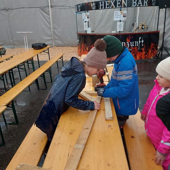 Bild enthält, Clothing, Glove, Child, Female, Girl, Person, Boy, Male, Power Drill, Woodworking
