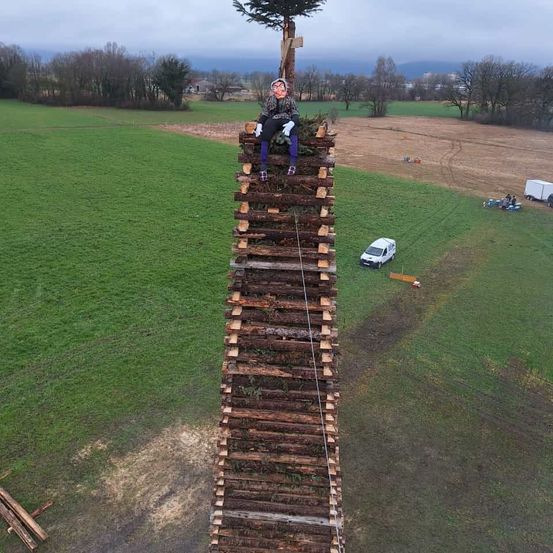 Bild enthält, Plant, Tree, Person, Outdoors, Footwear, Shoe, Nature, Grass, Wood, Glove