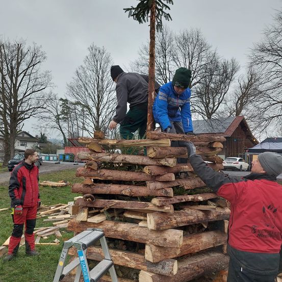 Bild enthält, Wood, Person, Worker, Adult, Male, Man, Axe, Tool, Weapon, Lumber