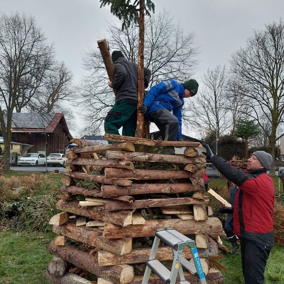 Bild enthält, Wood, Lumber, Tree, Outdoors, Shelter, Pants, Person, Hat, Car, Nature