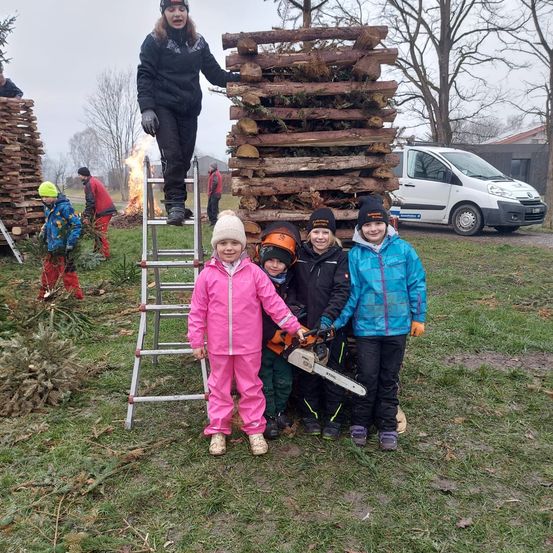 Bild enthält, Grass, Park, Pants, Portrait, Tree, Coat, Shelter, Glove, Jacket, Vegetation