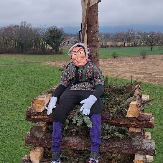 Bild enthält, Person, Sitting, Clothing, Glove, Adult, Female, Woman, Face, Head