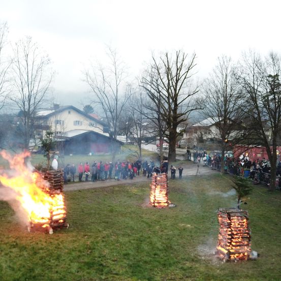 Bild enthält, Fire, Flame, Person, Bonfire