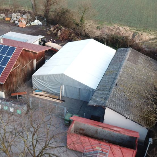 Bild enthält, Outdoors, Electrical Device, Solar Panels, Aerial View