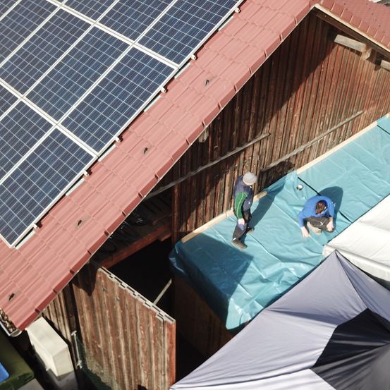 Bild enthält, Outdoors, Person, Electrical Device, Solar Panels, Aerial View, Architecture, Building, Housing