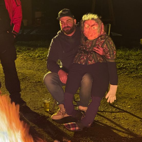 Bild enthält, Fire, Flame, Person, Face, Portrait, Adult, Male, Man, Pants, Bonfire