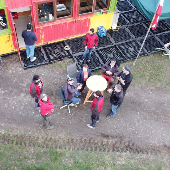 Bild enthält, People, Person, Outdoors, Machine, Wheel, Bicycle, Play Area, Car, Shoe, Outdoor Play Area