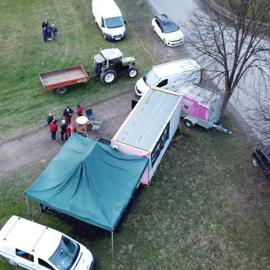 Bild enthält, Outdoors, Tent, Camping, Person, Car, Transportation, Vehicle, Machine, Wheel