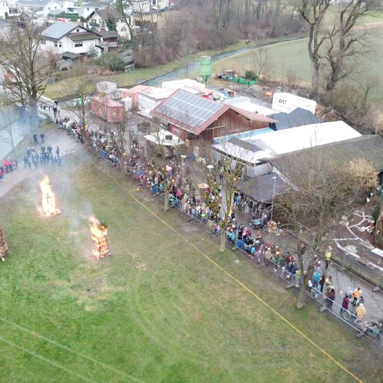Bild enthält, Grass, Plant, Outdoors, Person, Car, Vehicle, Building, Fire, People, Flame