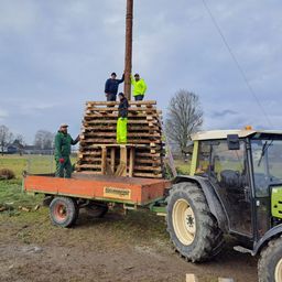 Bild enthält, Person, Worker, Machine, Wheel, Clothing, Glove, Tire