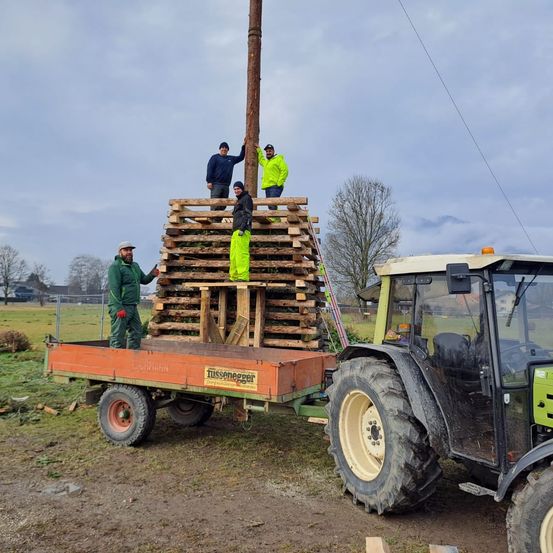Bild enthält, Person, Worker, Machine, Wheel, Clothing, Glove, Tire