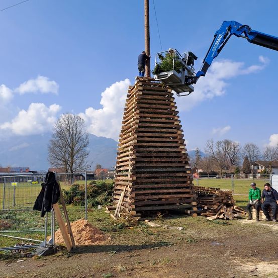 Bild enthält, Person, Worker, Bulldozer, Machine, Construction, Helmet, Outdoors