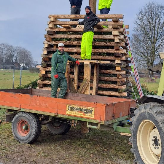 Bild enthält, Person, Worker, Wood, Adult, Male, Man, Glove, Tire, Wheel, Hat