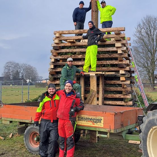 Bild enthält, Person, Worker, Adult, Male, Man, Glove, Wood, Tire, Jacket, Wheel