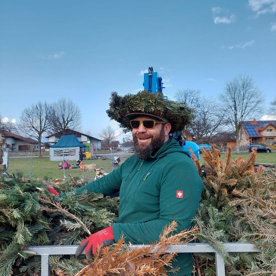 Bild enthält, Tree, Adult, Male, Man, Person, Outdoors, Glove, Car, Nature, Portrait