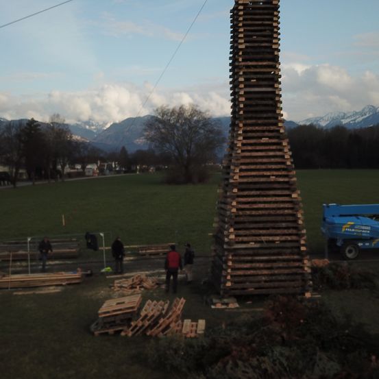 Bild enthält, Grass, Plant, Outdoors, Person, Building, Tower, Wood, Wheel, Nature, Bicycle