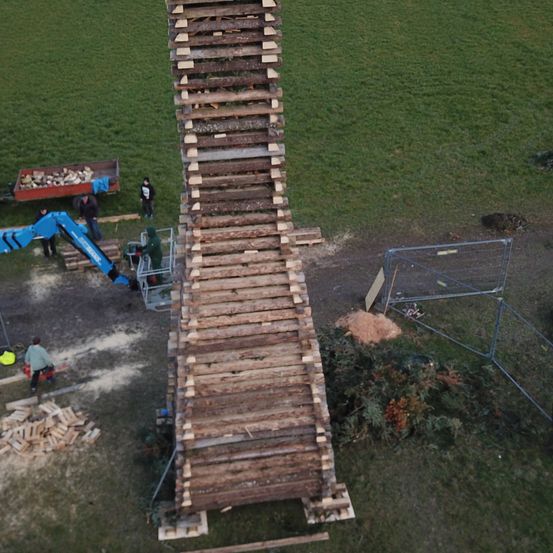 Bild enthält, Wood, Person, Outdoors, Machine, Wheel, Grass, Plant, Nature