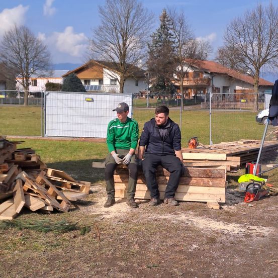 Bild enthält, Wood, Shelter, Photography, Portrait, Backyard, Yard, Grass, Tree, Pants, People