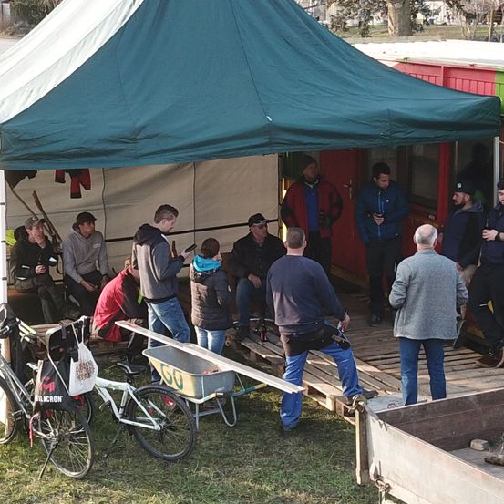 Bild enthält, Shelter, Person, Adult, Male, Man, Bicycle, Wheel, Jeans, Coat, Tent