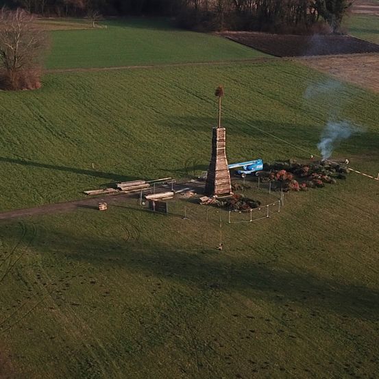 Bild enthält, Outdoors, Nature, Countryside, Field, Plant, Rural, Grassland, Farm, Grass, Airplane